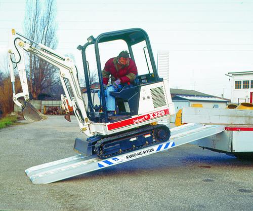 RAMPE DE CHARGEMENT LOURDE AVEC REBORDS