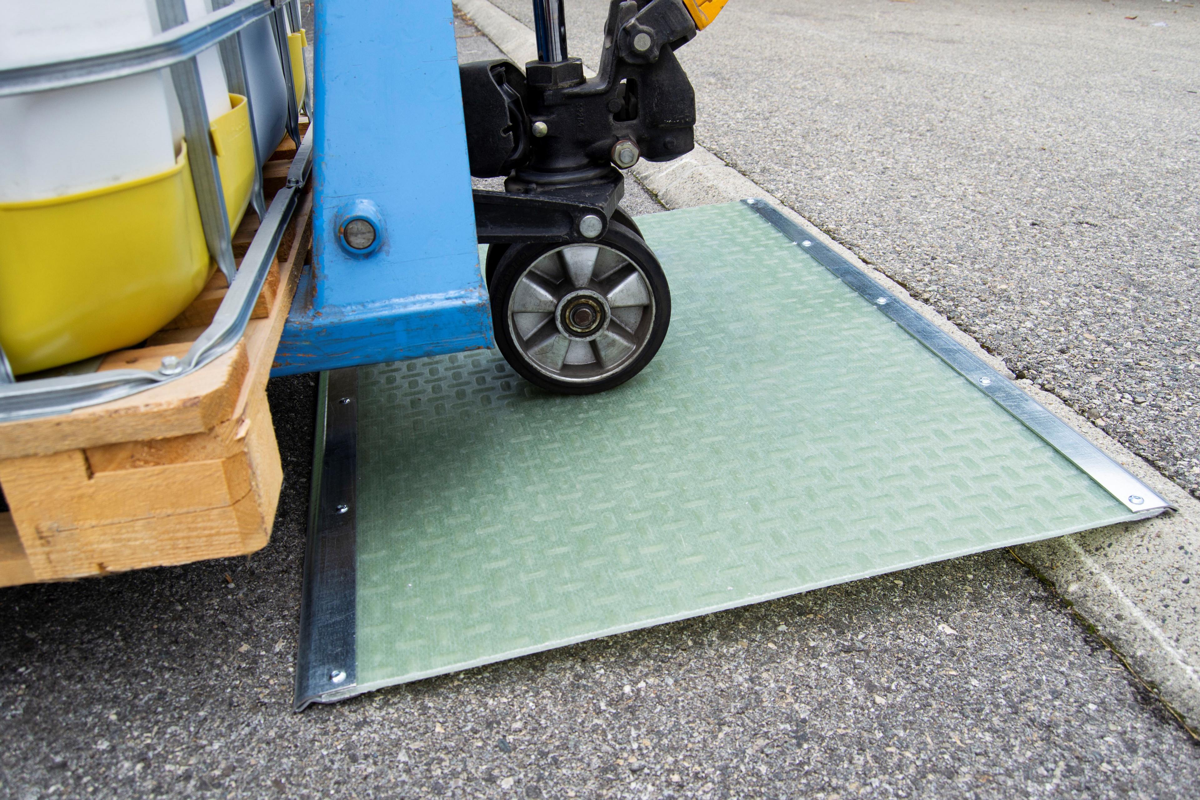 RAMPE COMPOSITE DE PASSAGE DE TROTTOIRS