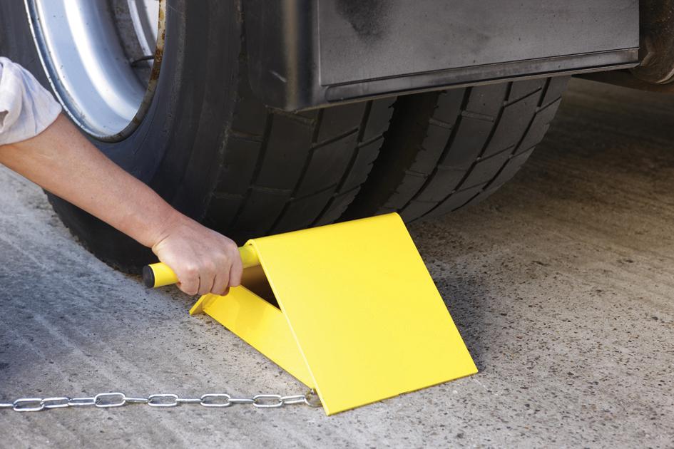 CALE DE ROUES ACIER AVEC POIGNEE