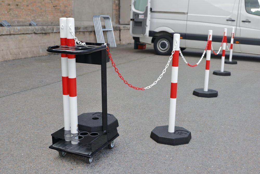 CHARIOT AVEC 6 POTEAUX SUR SOCLE + CHAINE ROUGE/BLANC