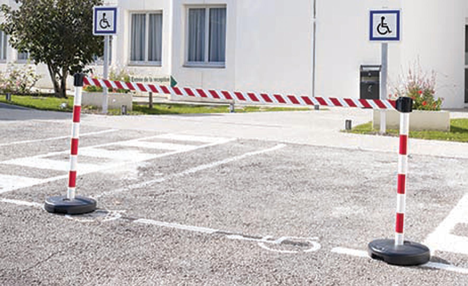 POTEAU SUR SOCLE AVEC TETE A SANGLE ROUGE/BLANC